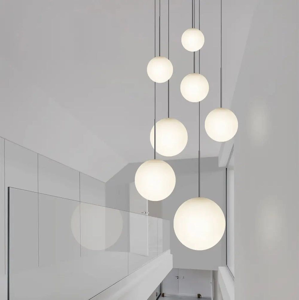 Suspensions Bola Sphere en verre opale dans un intérieur