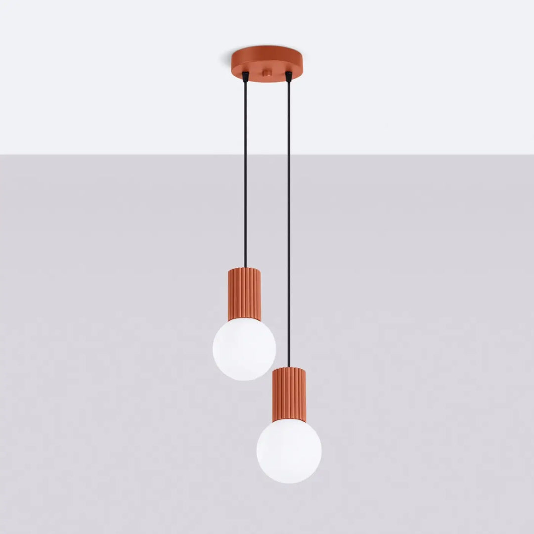 Suspension Luminaire ocre rouge éteinte, vue rapprochée