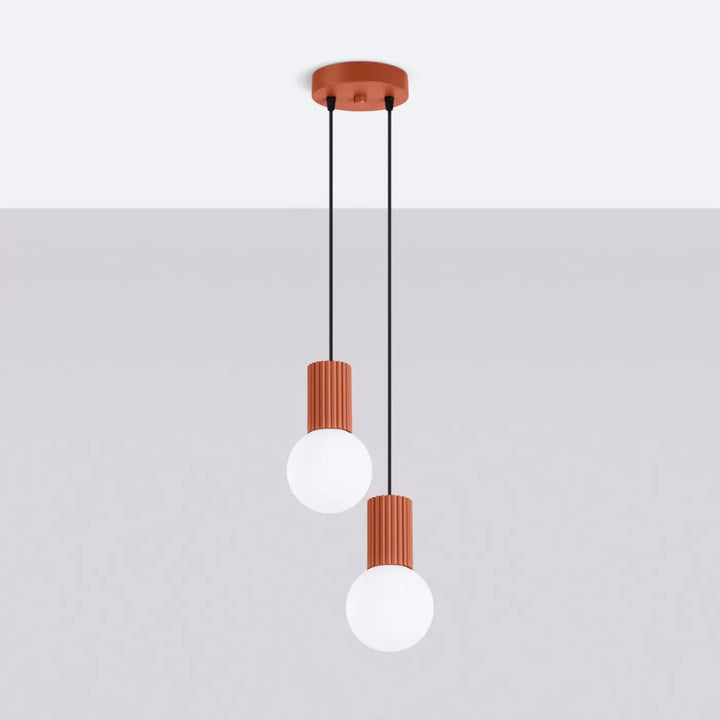 Suspension Luminaire ocre rouge éteinte, vue rapprochée