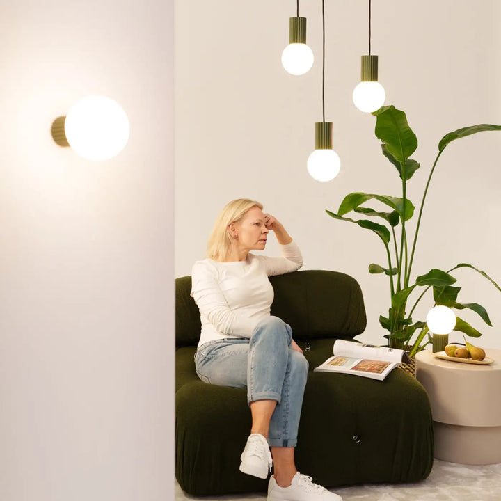 Suspension Luminaire vert olive dans un intérieur contemporain