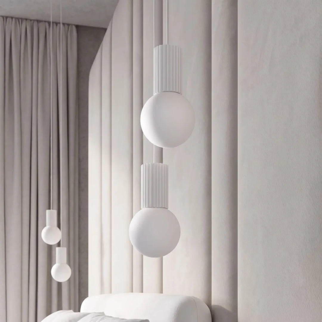 Suspension Luminaire blanc allumée, vue rapprochée