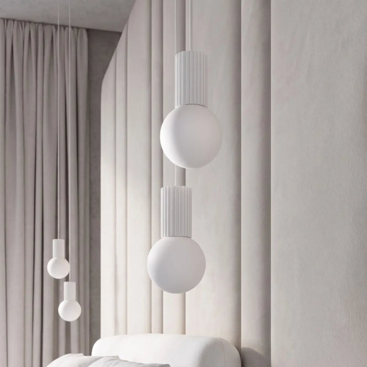 Suspension Luminaire blanc allumée, vue rapprochée