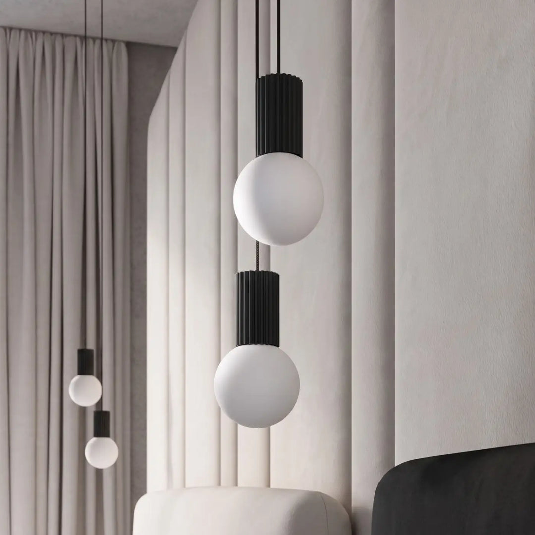 Suspension Luminaire noir allumée, vue rapprochée