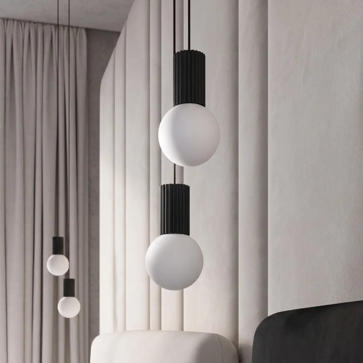 Suspension Luminaire noir allumée, vue rapprochée