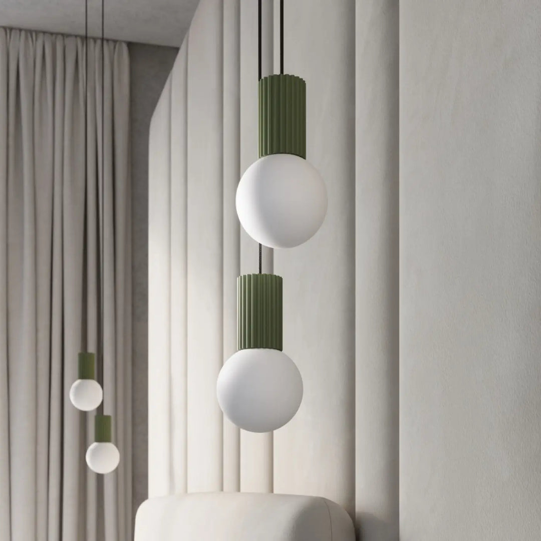Suspension Luminaire vert olive allumée, vue rapprochée