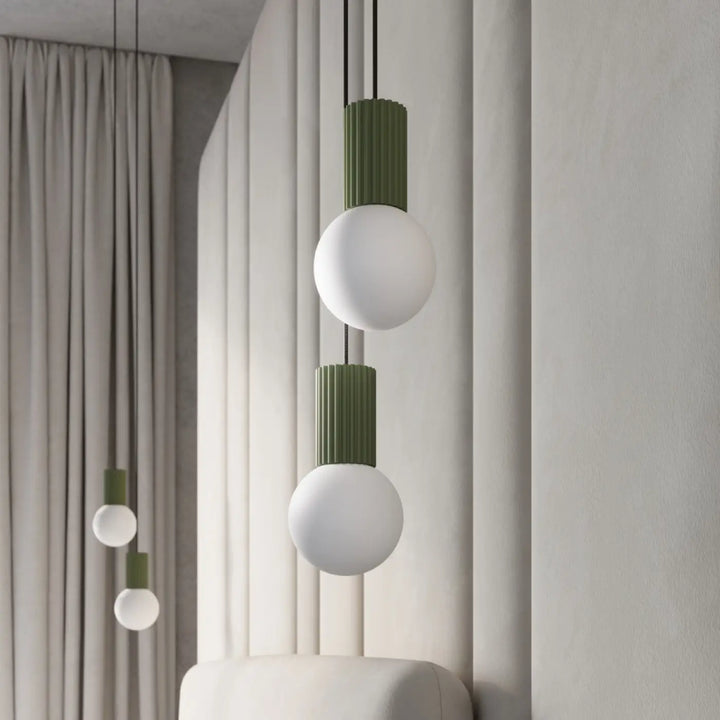 Suspension Luminaire vert olive allumée, vue rapprochée