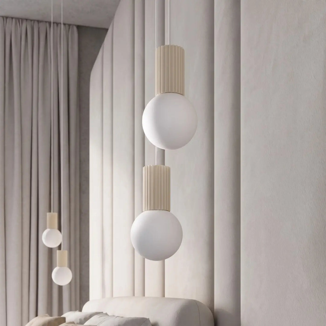 Suspension Luminaire beige allumée, vue rapprochée