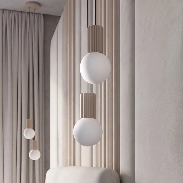 Suspension Luminaire taupe allumée, vue rapprochée