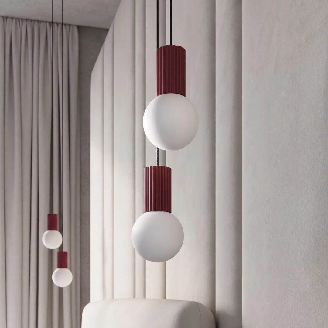 Suspension Luminaire bordeaux allumée, vue rapprochée