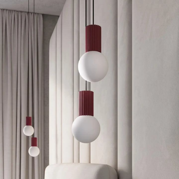 Suspension Luminaire bordeaux allumée, vue rapprochée