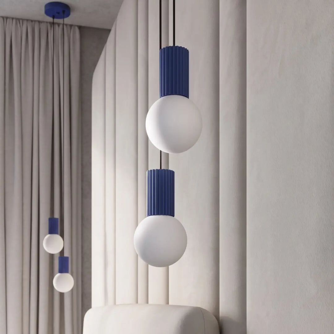 Suspension Luminaire outremer allumée, vue rapprochée