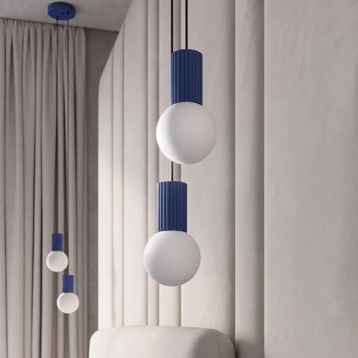 Suspension Luminaire outremer allumée, vue rapprochée