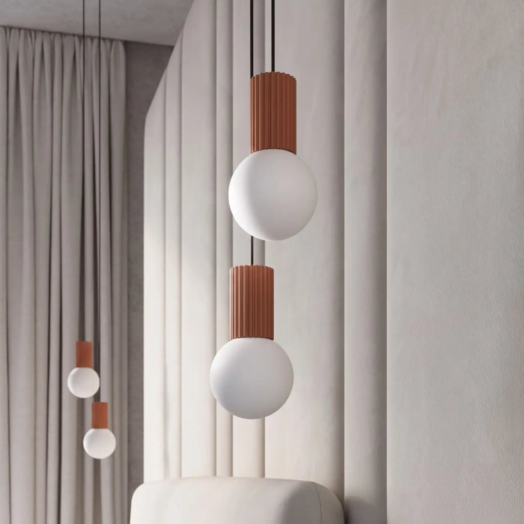 Suspension Luminaire ocre rouge allumée, vue rapprochée
