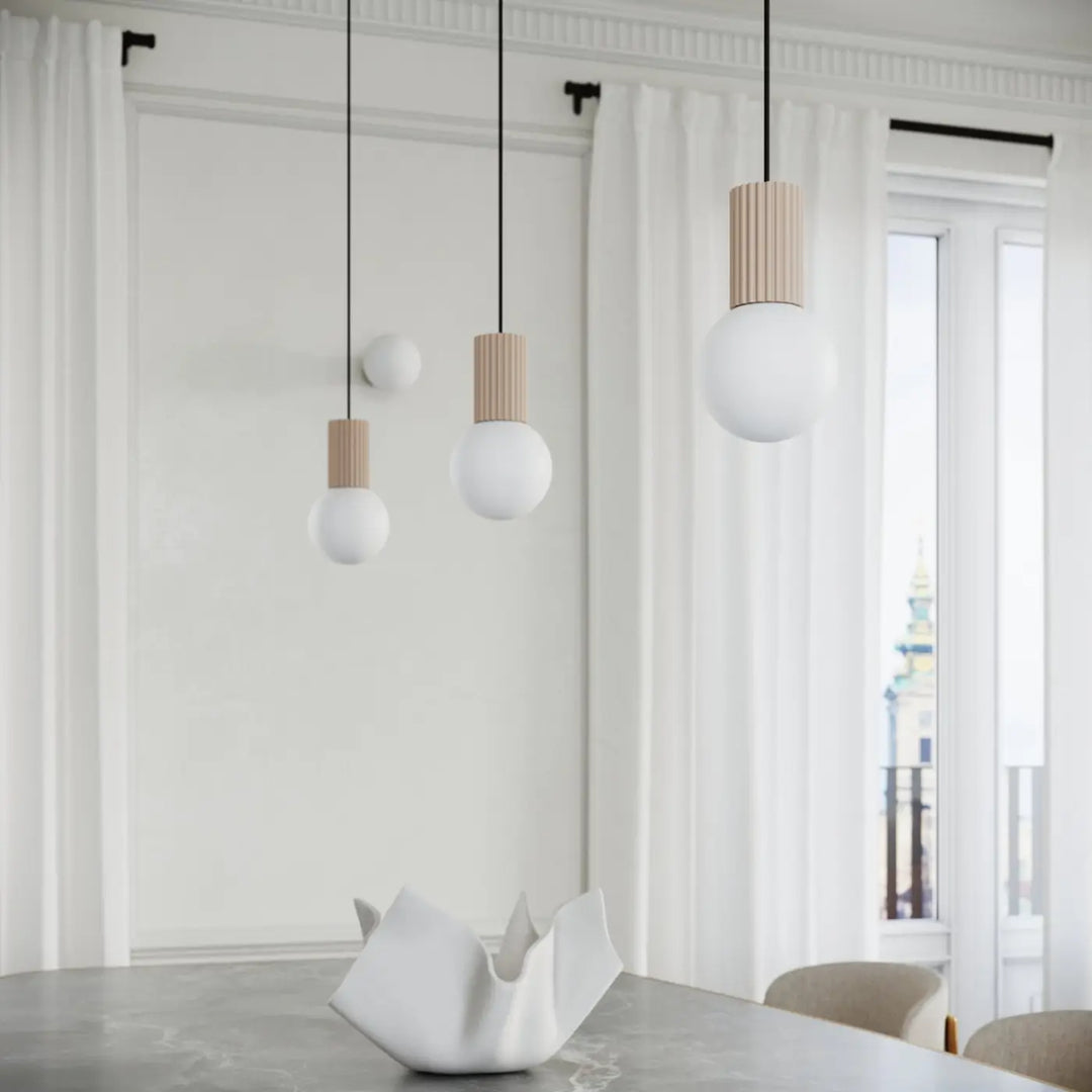 Suspension Luminaire taupe allumée, vue rapprochée