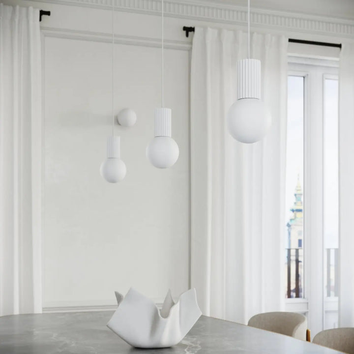 Suspension Luminaire blanc allumée, vue rapprochée