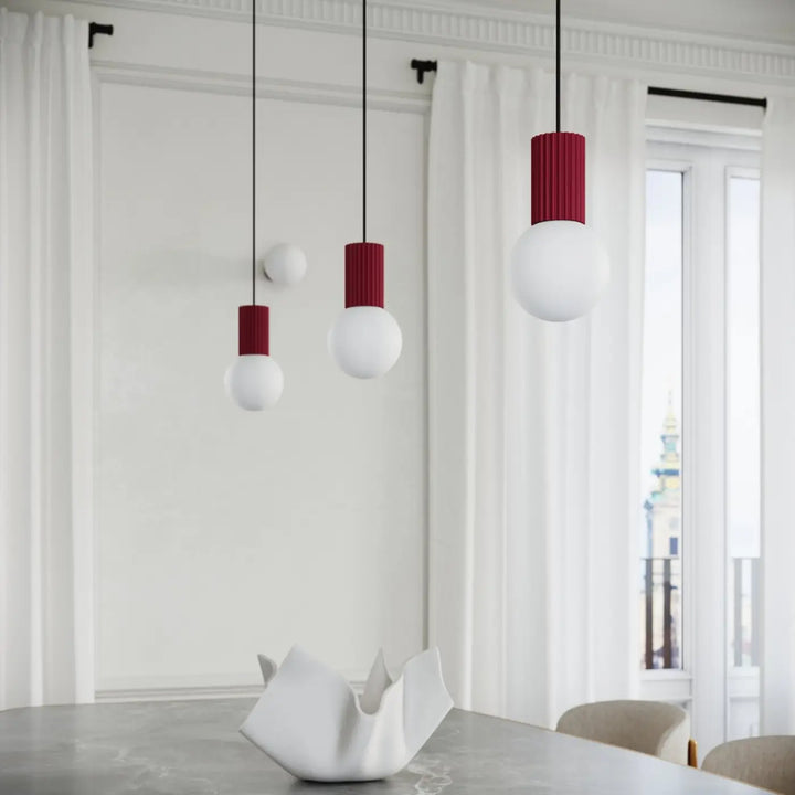Suspension Luminaire bordeaux allumée, vue rapprochée