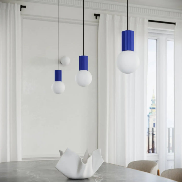 Suspension Luminaire outremer allumée, vue rapprochée