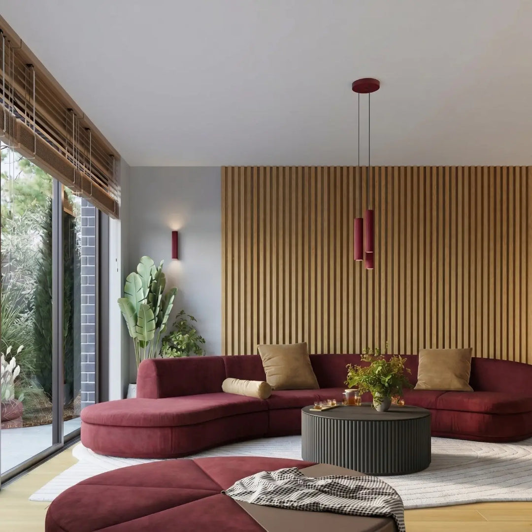 Suspension Luminaire bordeaux dans un intérieur contemporain