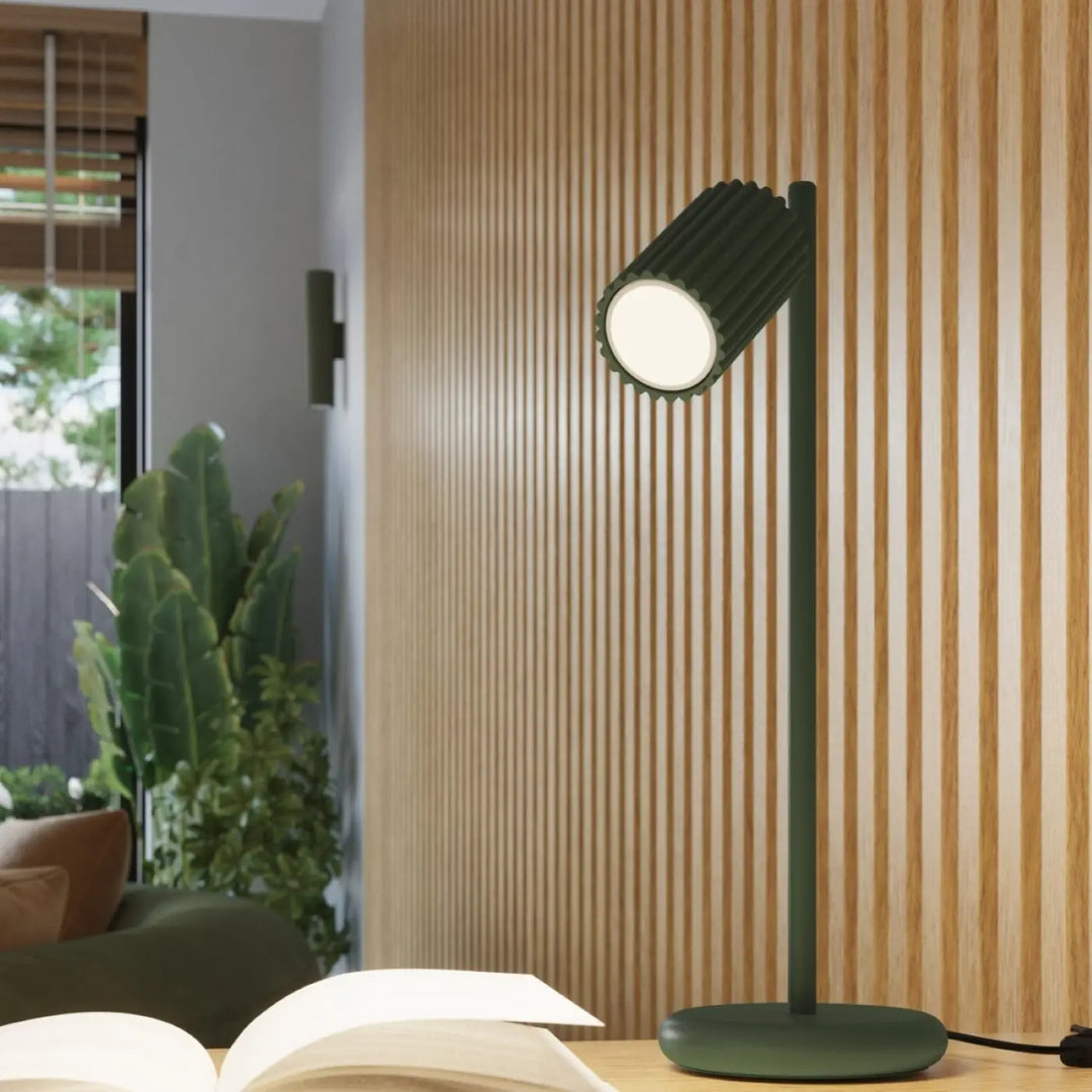 Suspension Luminaire vert olive allumée, vue rapprochée