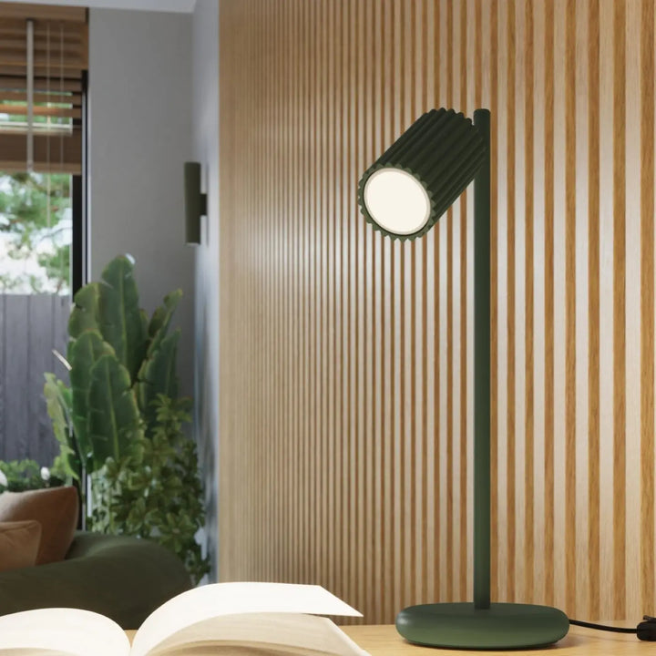 Suspension Luminaire vert olive allumée, vue rapprochée