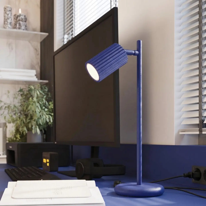 Suspension Luminaire outremer allumée, vue rapprochée
