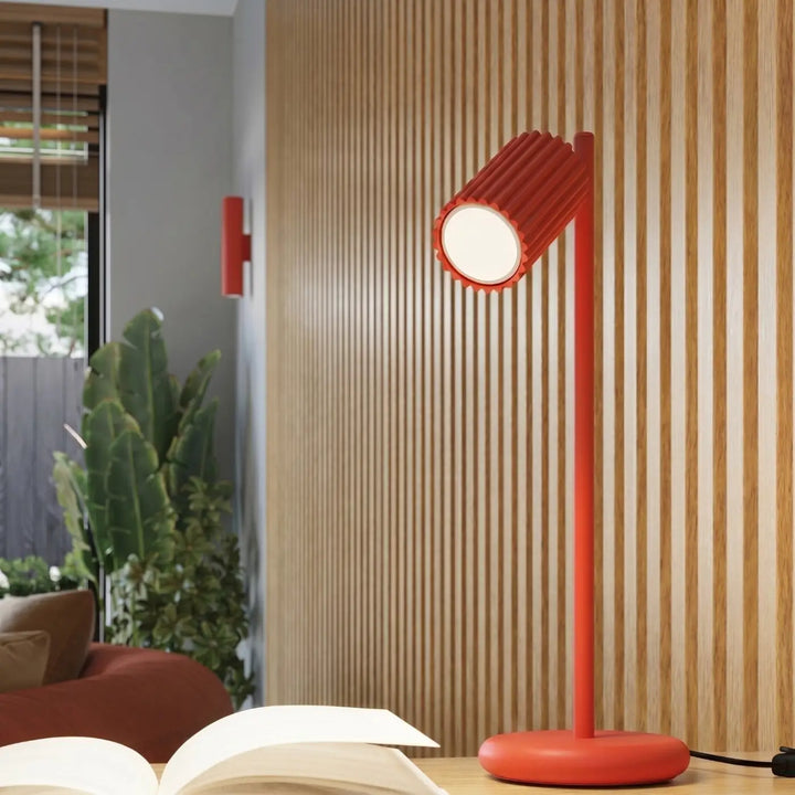 Suspension Luminaire rouge allumée, vue rapprochée