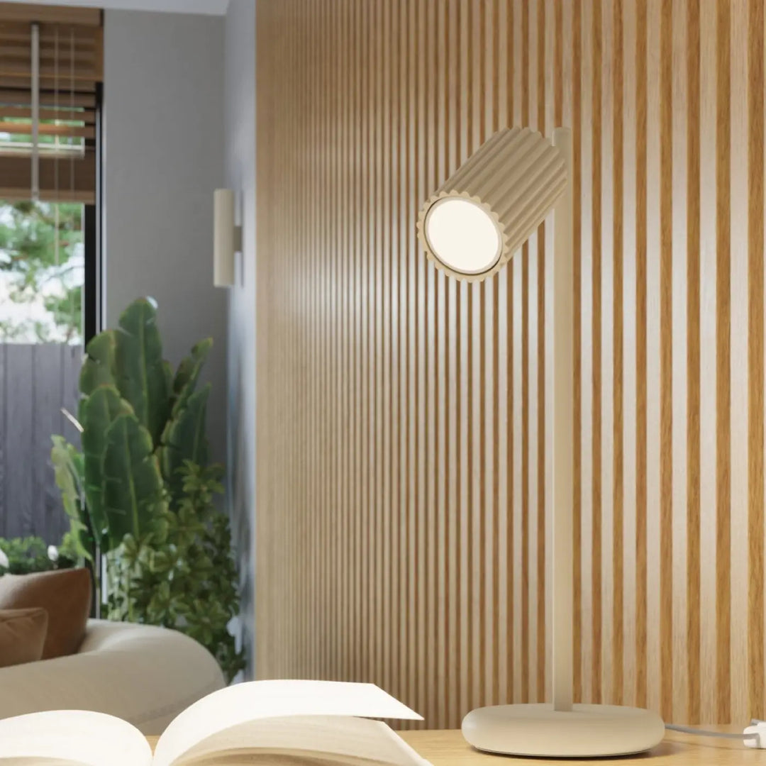 Suspension Luminaire beige allumée, vue rapprochée