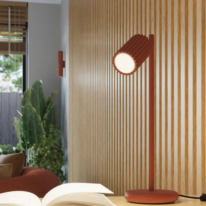 Suspension Luminaire ocre rouge allumée, vue rapprochée