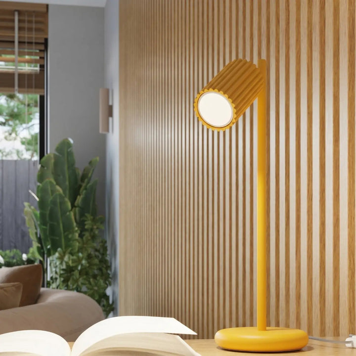 Suspension Luminaire jaune allumée, vue rapprochée