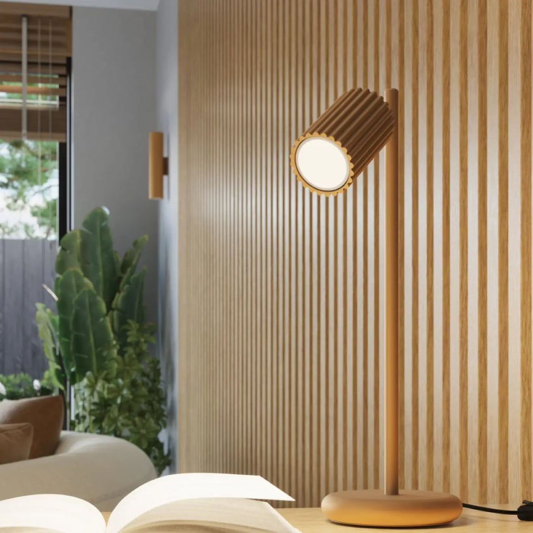 Suspension Luminaire doré allumée, vue rapprochée