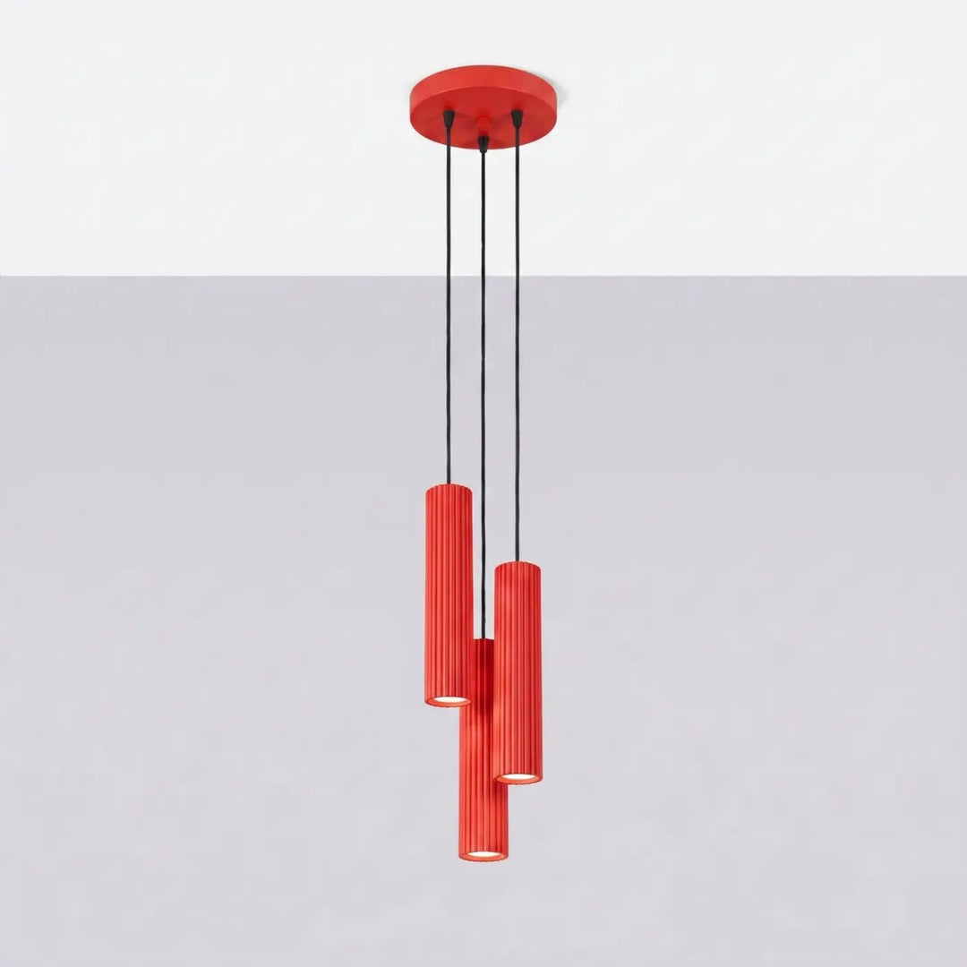 Suspension Luminaire rouge éteinte, vue rapprochée