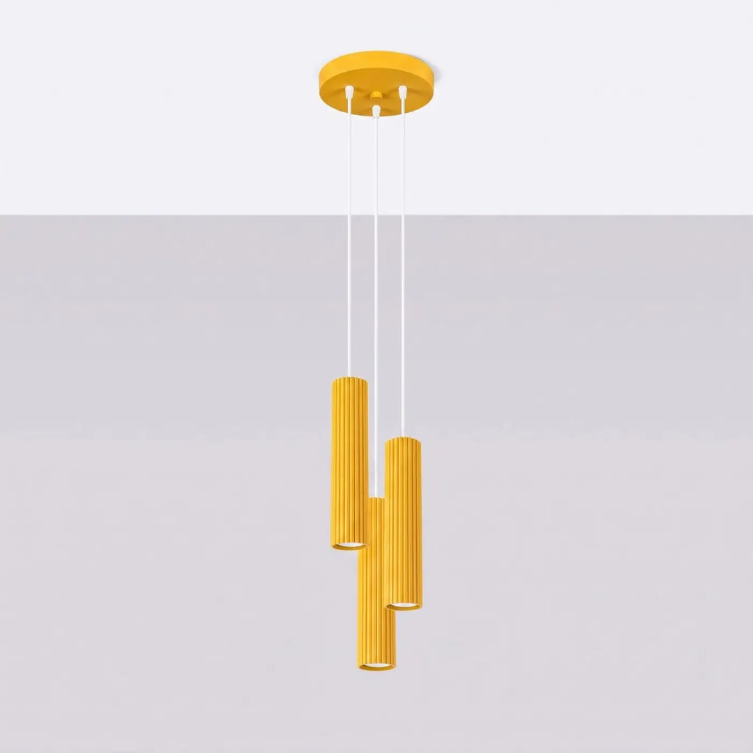 Suspension Luminaire jaune éteinte, vue rapprochée