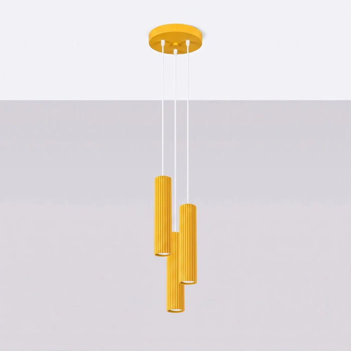 Suspension Luminaire jaune éteinte, vue rapprochée