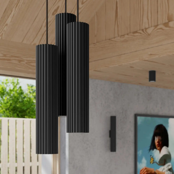 Suspension Luminaire noir allumée, vue rapprochée