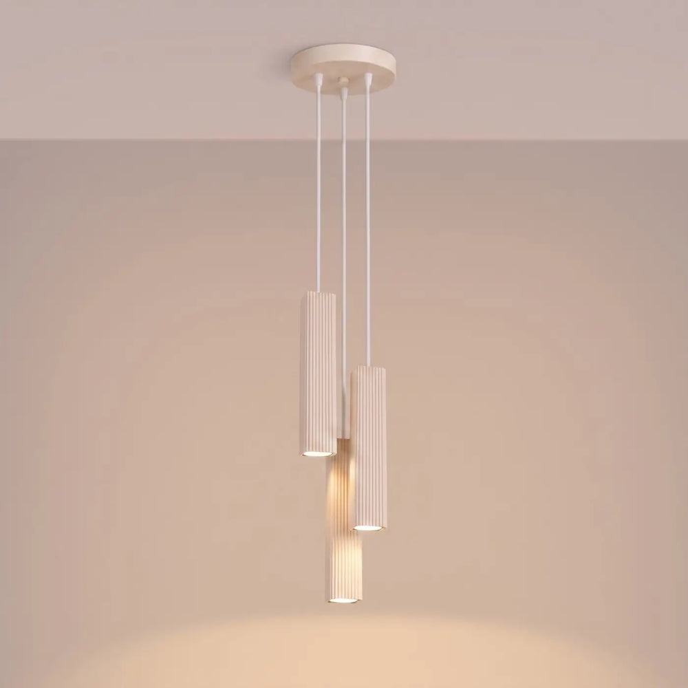 Suspension Rayo beige en grappe à 3 tubes cannelés, allumée