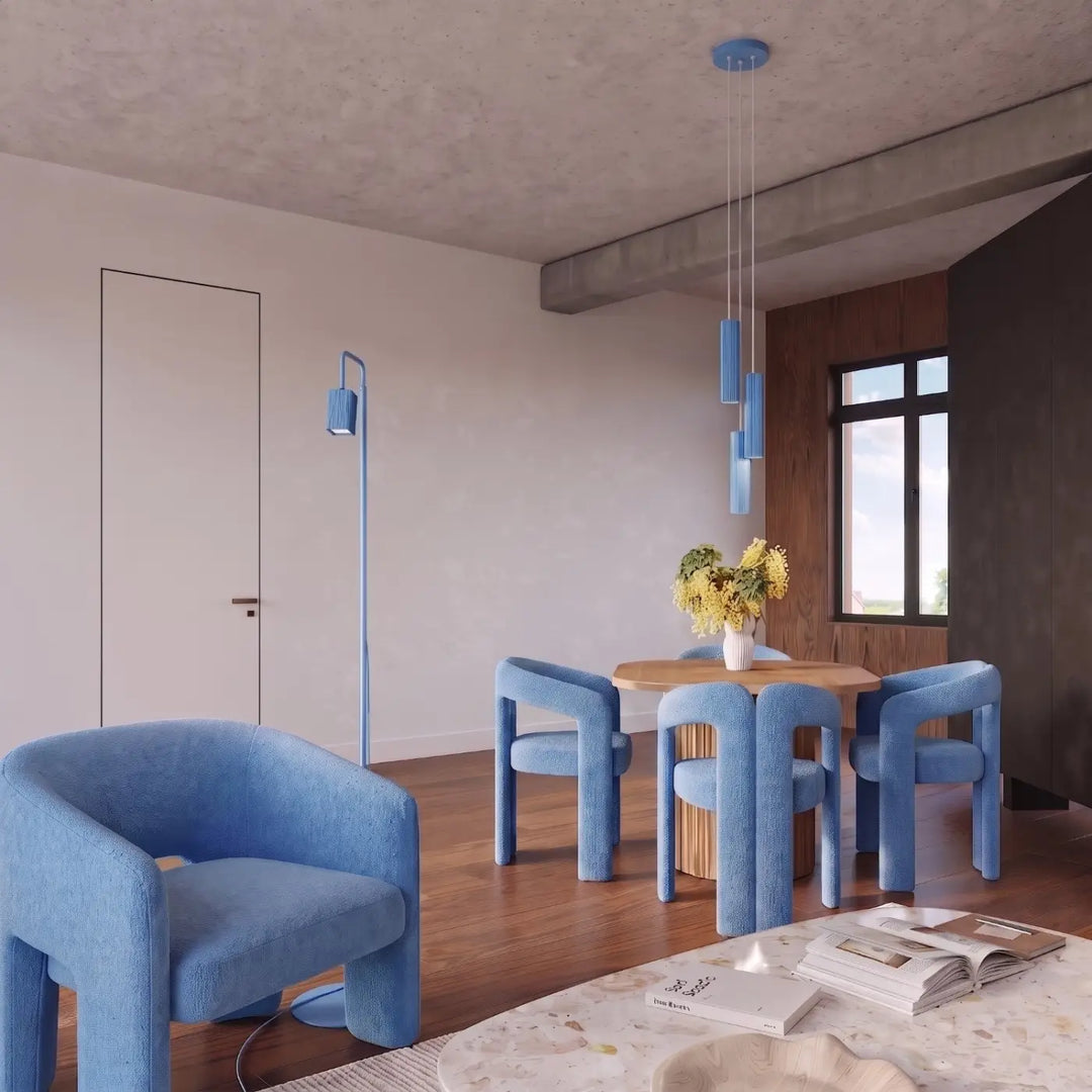 Suspension Rayo bleu azur en grappe à 3 tubes cannelés dans une salle à manger