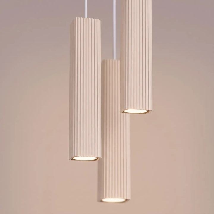Suspension Rayo beige en grappe à 3 tubes cannelés, détail des cannelures
