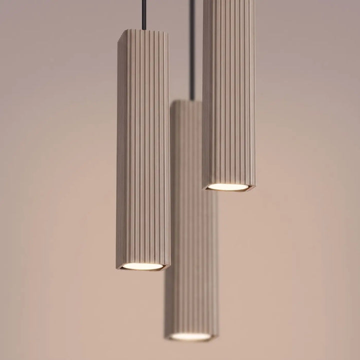 Suspension Rayo taupe en grappe à 3 tubes cannelés, détail des cannelures
