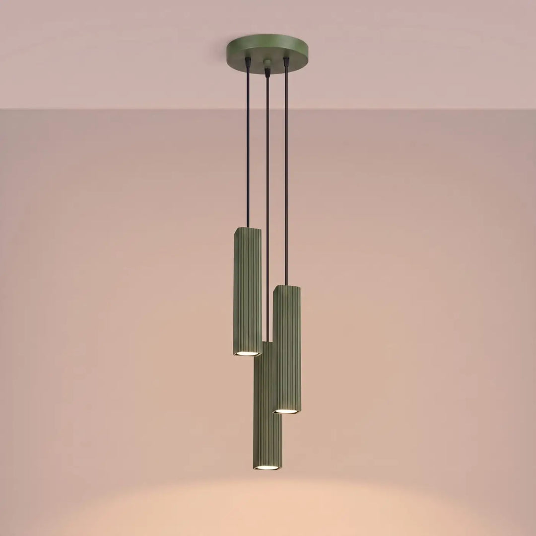 Suspension Rayo vert olive en grappe à 3 tubes cannelés, allumée