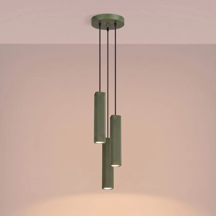 Suspension Rayo vert olive en grappe à 3 tubes cannelés, allumée