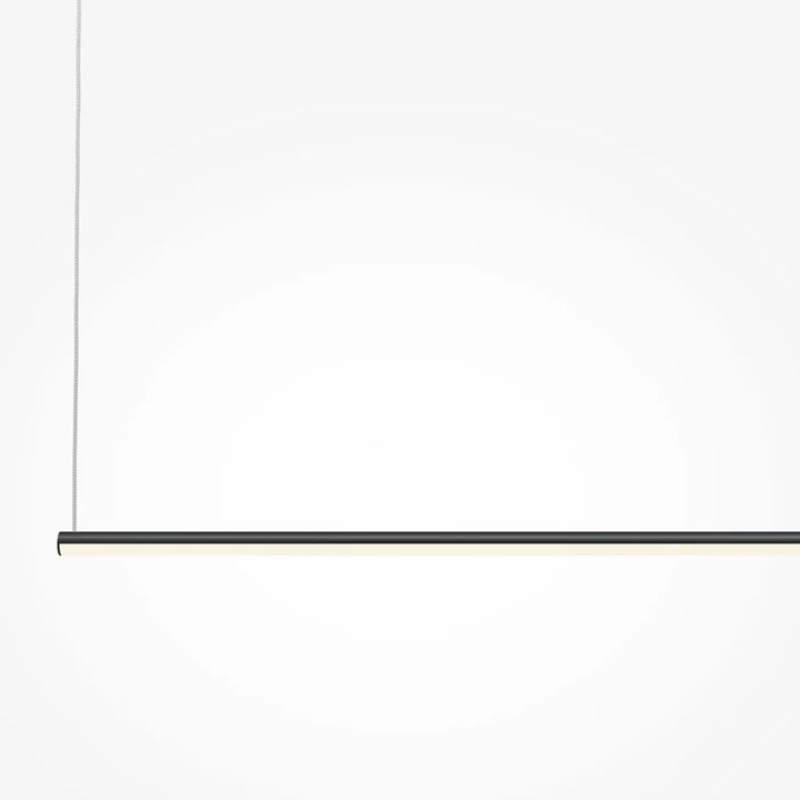 Suspension luminaire halo barre horizontale en acier doré avec design minimaliste noir et lumière chaude subtile
