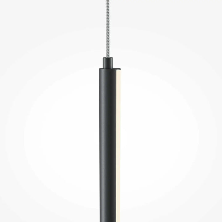 Suspension halo tube vertical en acier doré avec luminaire cylindrique noir mat et led blanc chaud intégré
