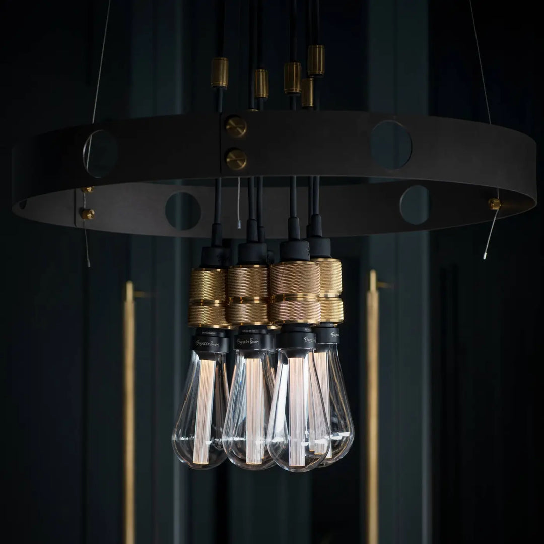 Suspension Hero Light graphite en laiton dans un intérieur #couleur_dor