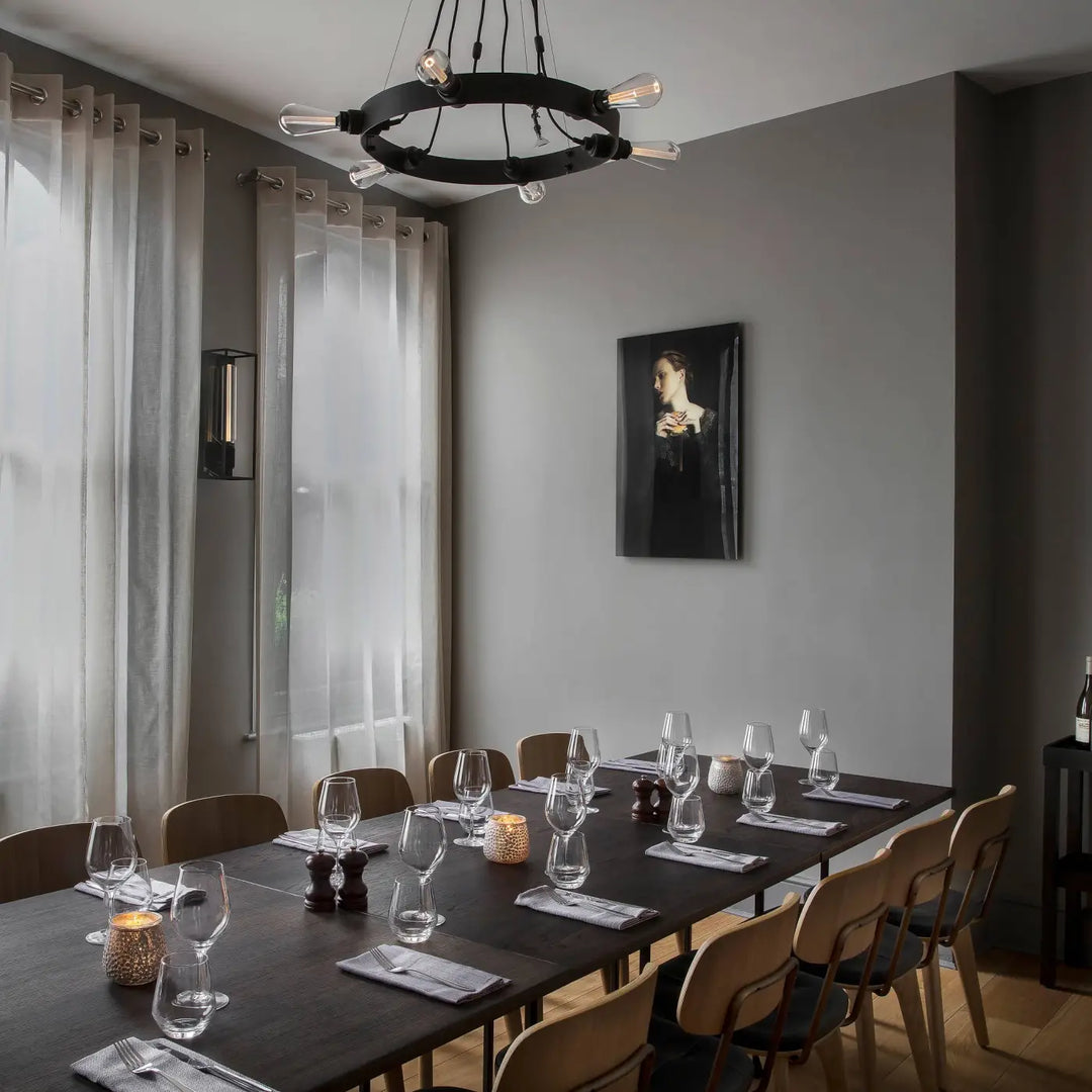 Lustre Hero Light dans un intérieur #couleur_gris