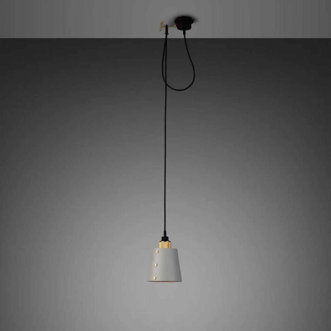 Suspension Hooked 1.0 petit modèle à abat-jour coloris pierre, finition laiton, câble de 2,6 m #couleur_dor