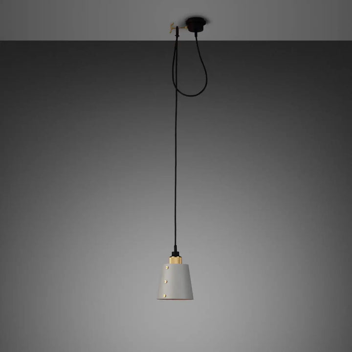 Suspension Hooked 1.0 petit modèle à abat-jour coloris pierre, finition laiton, câble de 2,6 m #couleur_dor