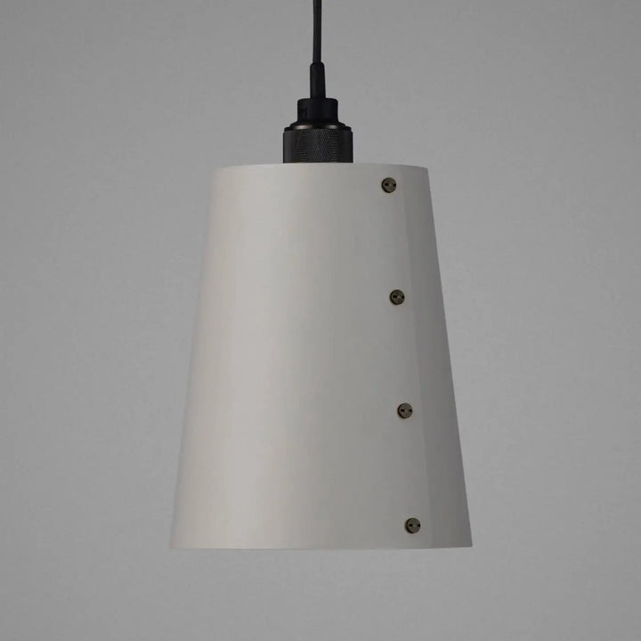Suspension Hooked 1.0 Large en finition bronze fumé avec abat-jour en métal coloris pierre #couleur_gris