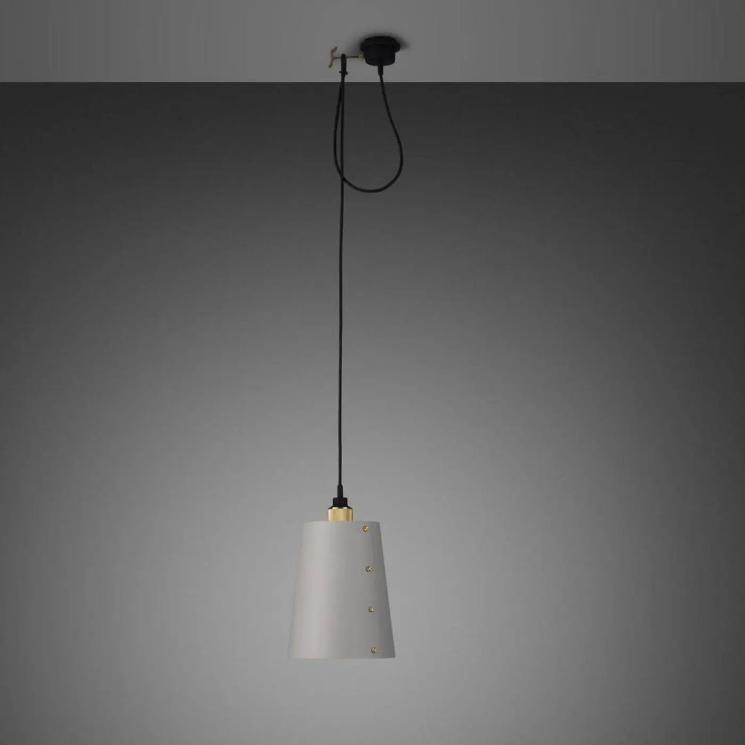 Suspension Hooked 1.0 Large à abat-jour coloris pierre, finition laiton, câble de 2,6 m #couleur_dor