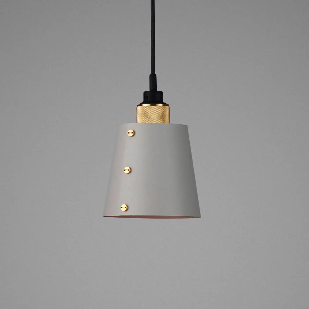 Suspension Hooked 1.0 Small en finition laiton avec abat-jour en métal coloris pierre, câble de 2,6 m #couleur_dor