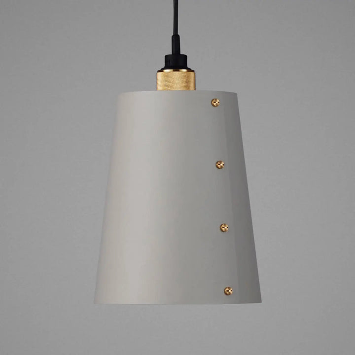 Suspension Hooked 1.0 Large en finition laiton avec abat-jour en métal coloris pierre, câble de 2,6 m #couleur_dor